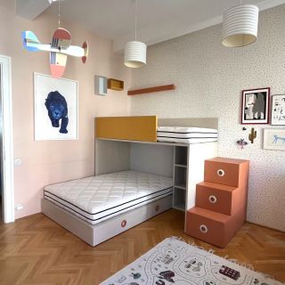 Patrová postel s knihovnou. Schody s úložným prostorem a spodní lůžko pro matraci 140*200 cm, také se šuplíky a výklopnou...